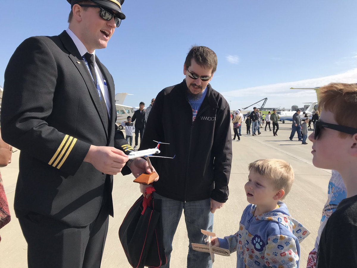 EndeavorAir's tweet photo. Such a beautiful day in Sanford, FL for our #STEPInitiative partner @L3_Academy #AviationDay. Thanks to all the future flyers who stopped by to see our team. #IFlyEDV https://t.co/iRKAWxdttk