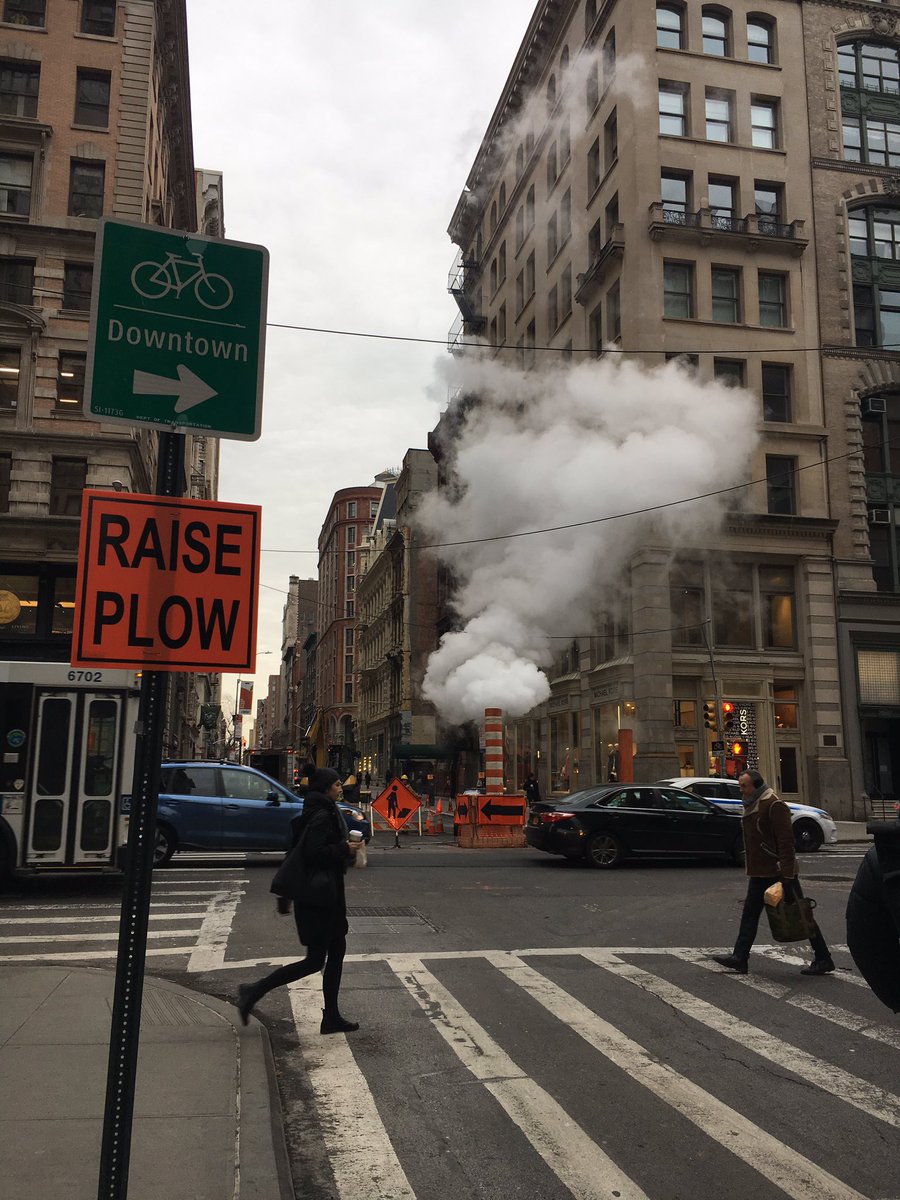 hellolaralogue's tweet image. Beautiful and weird New York!! My first time there was really nice, despite the -15c!!! Who know what is this chimney for?!🇺🇸
#newyork #usa #ny #weird