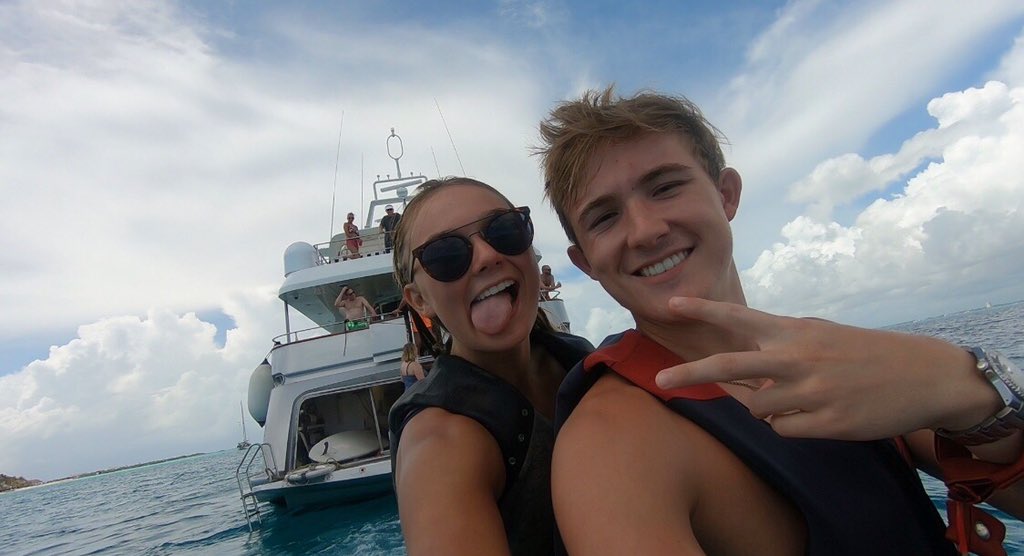 emdavv's tweet photo. HAPPY 19TH BIRTHDAY TO THE BEST BROTHER!! have the bestest day ever!💗🎉 https://t.co/9deydVBn9R