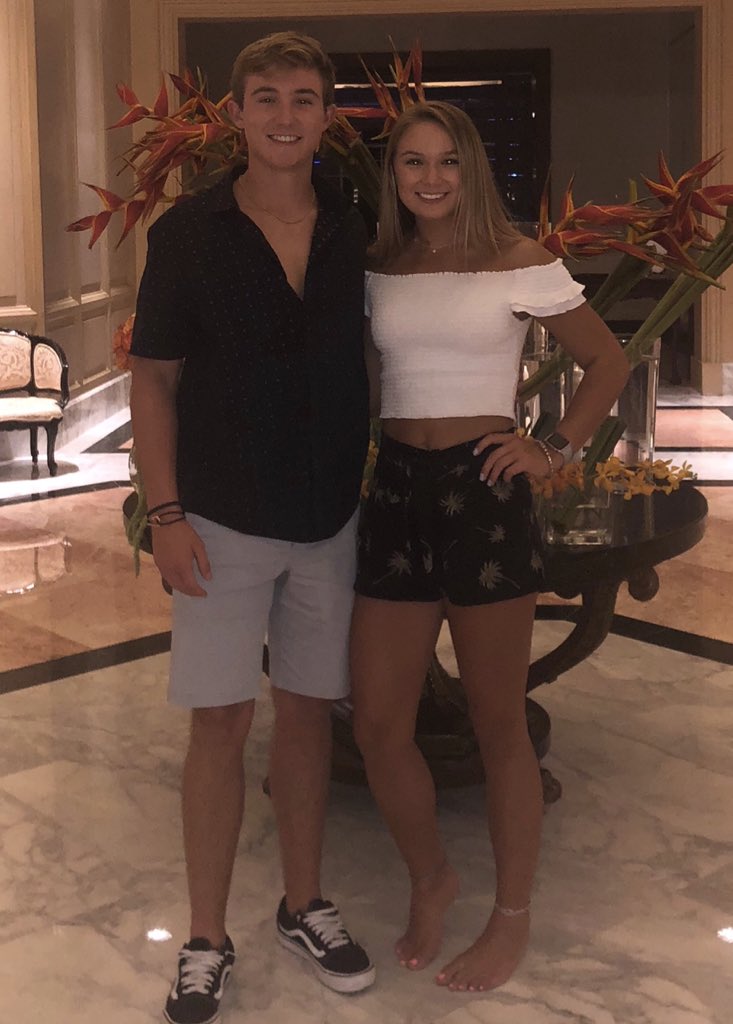 emdavv's tweet photo. HAPPY 19TH BIRTHDAY TO THE BEST BROTHER!! have the bestest day ever!💗🎉 https://t.co/9deydVBn9R
