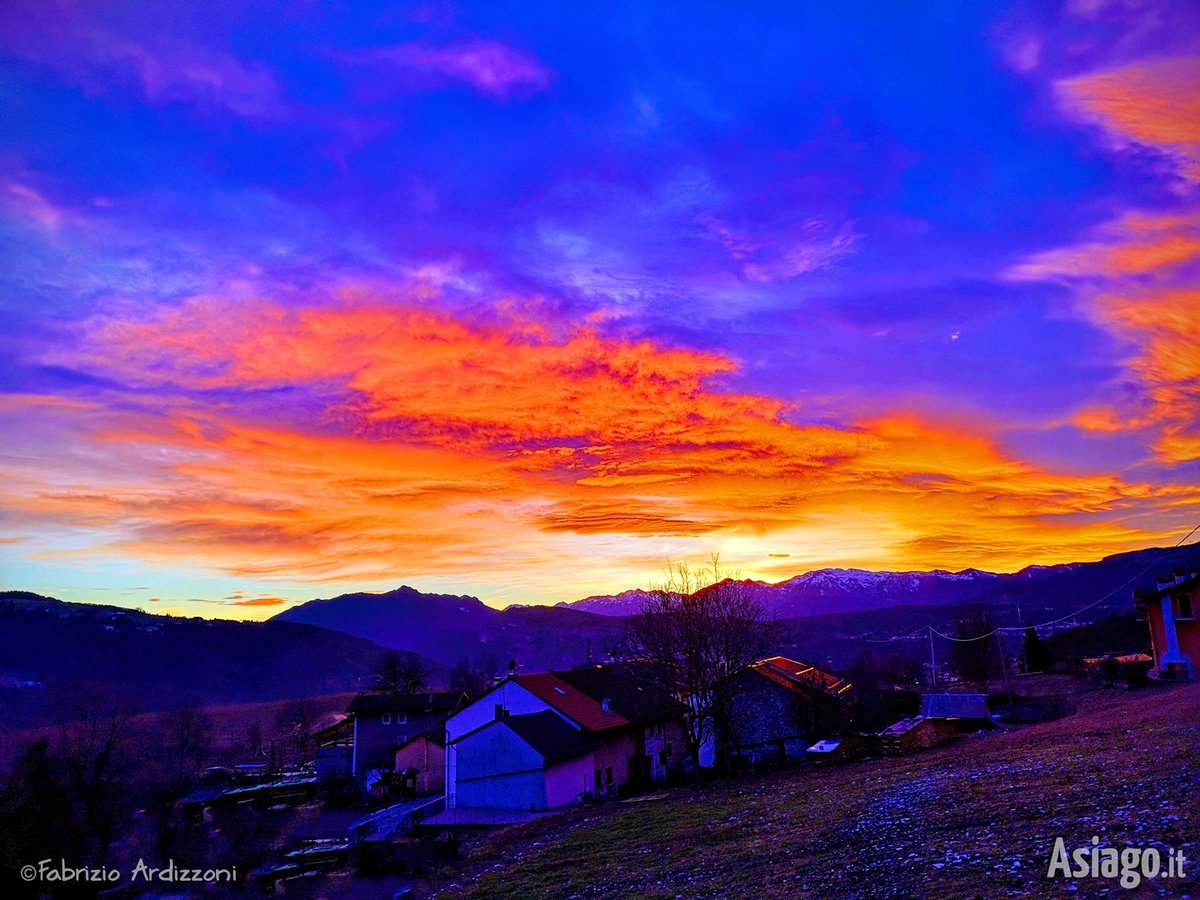 AsiagoIt's tweet photo. "Stupendo, peccato che l'alba ed il tramonto durino pochi attimi. Forse sarà per quello che cerchiamo di immortalarli al meglio possibile nelle nostre foto, sperando che ogni foto di loro dia un'emozione forte..." [Cit. Fabio Zen] 

Foto del 13/1/2019 di F. Ardizzoni, #Albaredo https://t.co/QWd3Qpnkqk
