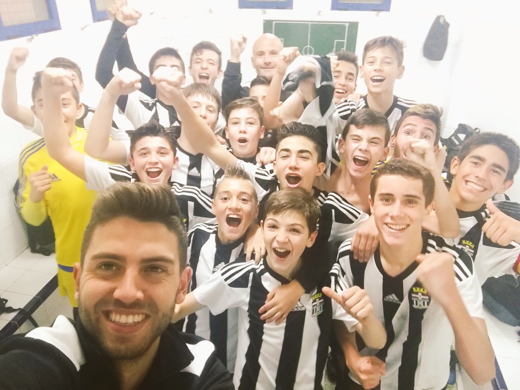 FCCartagena_efs's tweet photo. CANTERA | El infantil A, de la liga autonómica, consigue la victoria 3-2 ante el Lorca CFB, tras ir perdiendo 0-2 y remontar en la última media hora del encuentro #CanteraAlbinegra https://t.co/9npZtgN42D
