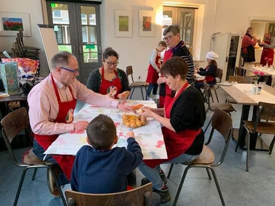 FractieAOV's tweet photo. Raadsamen met jongeren koken voor senioren. #Schiedam #AOV #JStichting #gorzen https://t.co/QfziTs19BK
