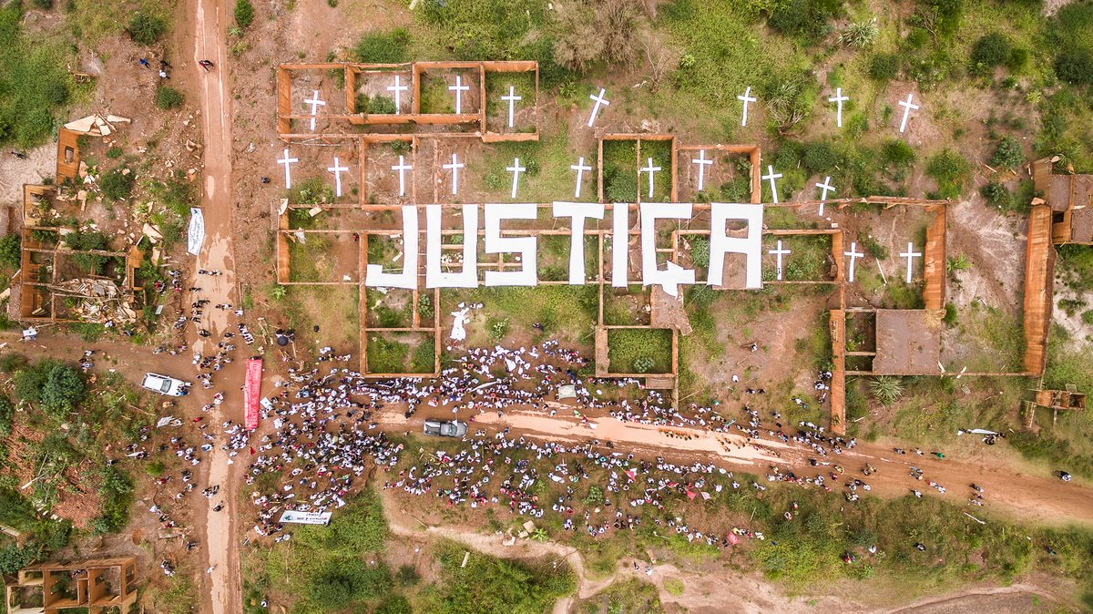 GreenpeaceBR's tweet photo. Continuamos cobrando justiça por Mariana (foto) e cobraremos por #Brumadinho! Precisamos de um licenciamento ambiental mais forte e uma fiscalização mais eficiente. Chega de crimes ambientais e tragédias humanas! Chega de impunidade! https://t.co/30iShv3iom