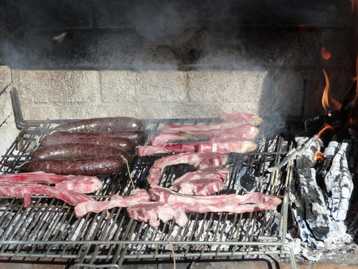 ADHalliwell's tweet photo. #Calçotada - big thing this time of year in #Tarragona
Local wine direct from porrón from @9mesVins #Medol https://t.co/eEWEhSkNKP