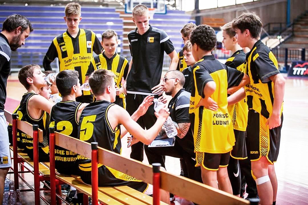 BBA_Ludwigsburg's tweet photo. 🍀⛹️‍♂️ Während der zweite Teil der #EYBL-Gruppenphase läuft, sind drei Akteure "neu" im Team: Finn und Julian #Rothmann (BG Viernheim/Weinheim) sind, ebenso wie Vincent #Zurawski (SSC Karlsruhe), als Gastspieler dabei und weit mehr als nur Gäste. 

#turbofuertalente /// Foto #EYBL. https://t.co/mHgidoKCj5