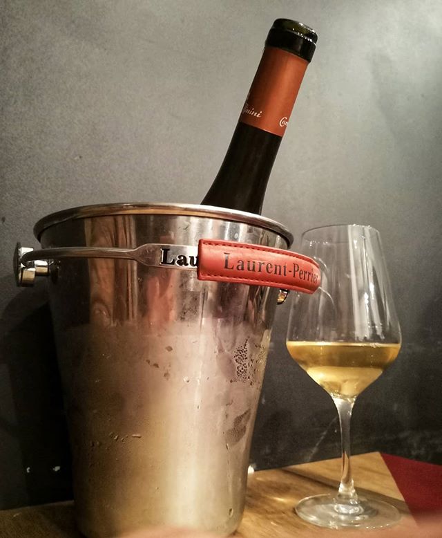 _Ticketup_'s tweet photo. Reposting @qua3_3st:
Want to make your evening interesting by giving it an extra touch? A glass of white and you're done 😜🤣
____________________________
#vino #wine #winelover #winetasting #instawine #winetime #vin #photooftheday #winelovers #saturdaynight #bar #wein https://t.co/5gyzLgRPQe