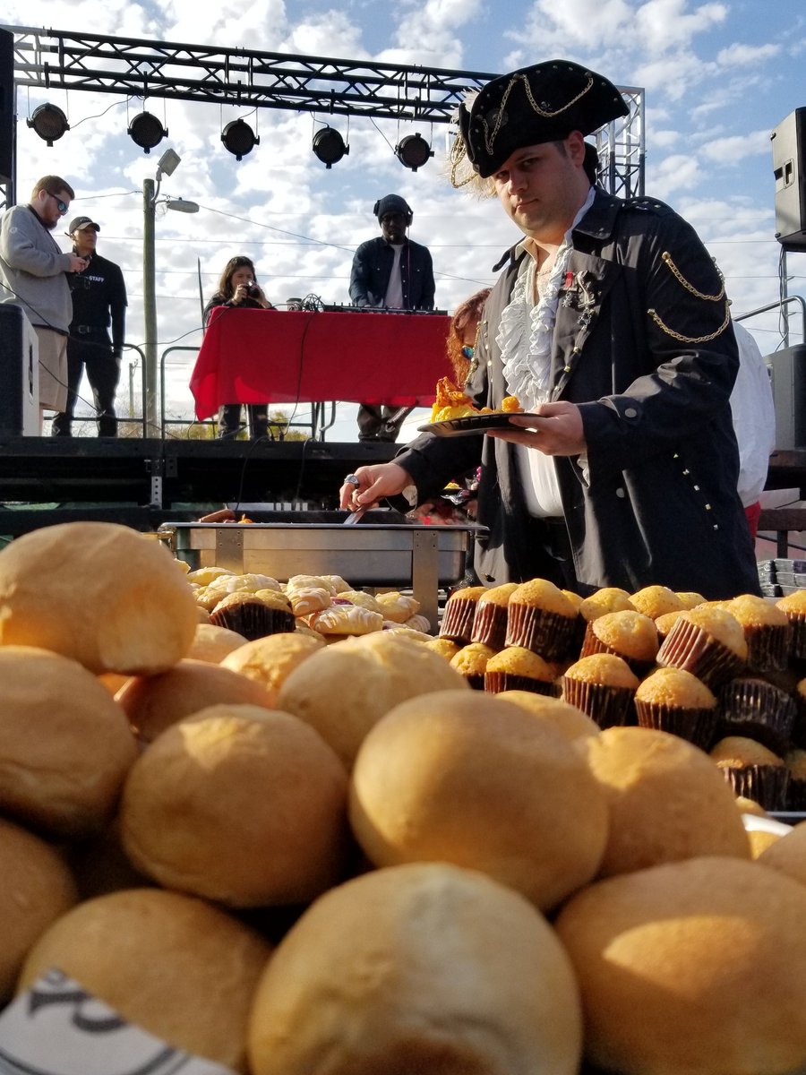 jtizzle824's tweet photo. Breakfast, Bud Light &amp; bangin' beats by @djekin only at #macdintons in SoHo!! Get your FREE Bud Light, while supplies last! 🍻 #budlight #dillydilly #gasparilla #kegsandeggs https://t.co/o7Qi040HSk