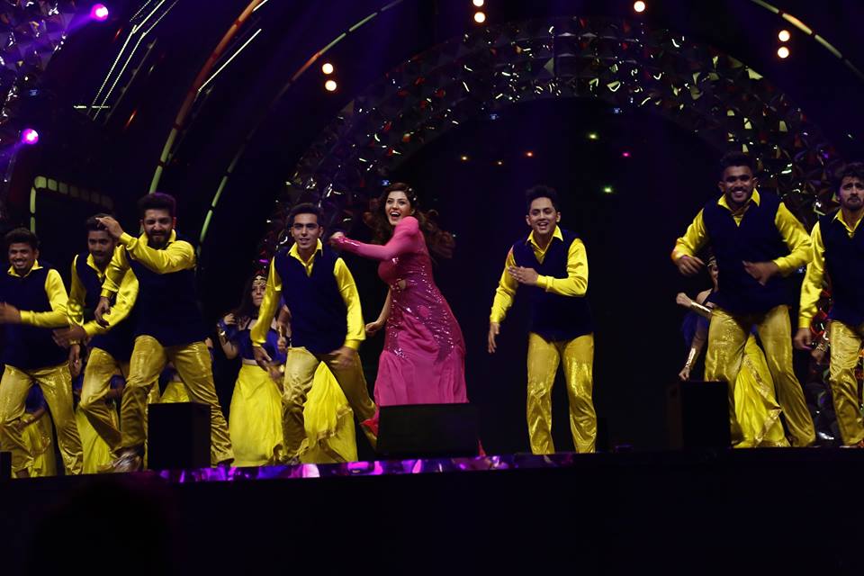 ZeeTVTelugu's tweet photo. Tune in for a stunning dance performance  by @Mehreenpirzada in #ZeeCineAwardsTelugu2018 Now in #ZeeTelugu !!

#ZCAT #ZCAT2018 #ZeeCineAwardsTelugu2018 https://t.co/m0RysQRKM4