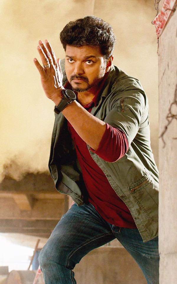 Arvnd13's tweet photo. The way Thalapathy delivered this dialogue and his body language ...it was pure 🔥🔥🔥
#SarkarOnSunTV
#PeoplesSARKARPremiere
https://t.co/LnIpIQzjN3 https://t.co/28KZeYSir5