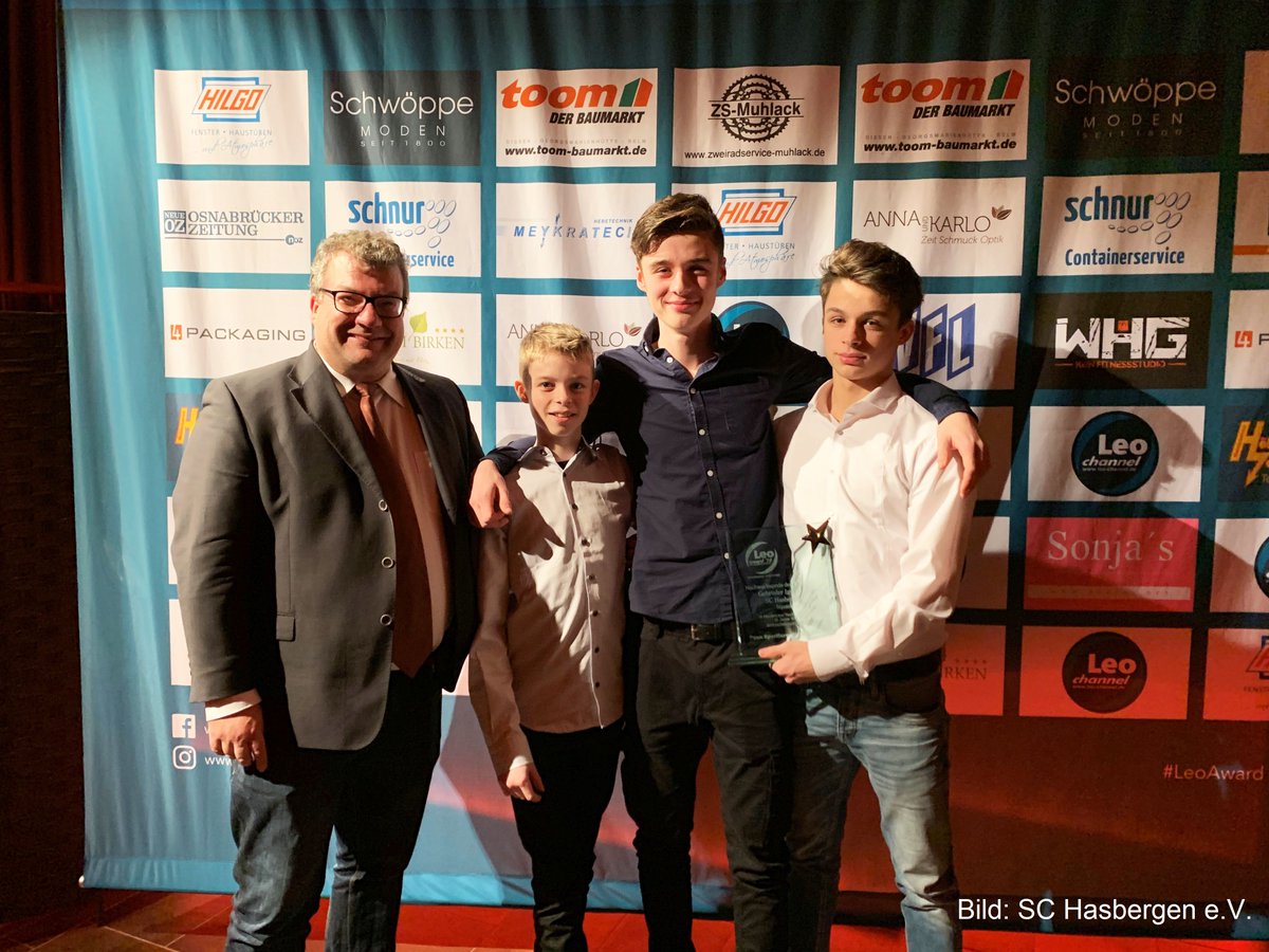 Igelbrink-Brüder Fabian, Dennis und André mit Nachwuchspreis des Jahres 2018 im Landkreis Osnabrück ausgezeichnet🏆Siehe: dsqv.de 😎🚀🍀😊Links im Bild: Hasbergens Bürgermeister Holger Elixmann, Bild: SC Hasbergen e.V.
#jugend #hasbergen #leoaward #triple #juniors