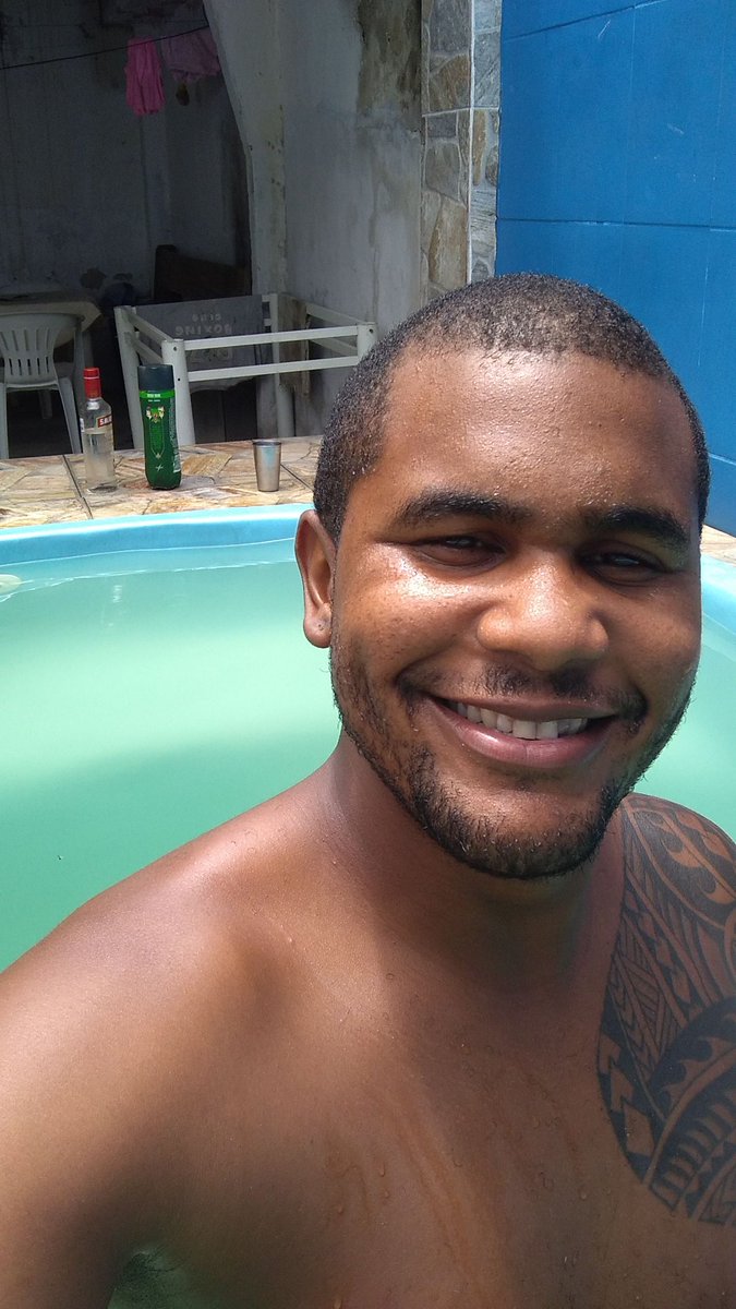 Rdcosta23's tweet photo. Sábado difícil desse 🥃🏊 https://t.co/L6W4ICQ1S4