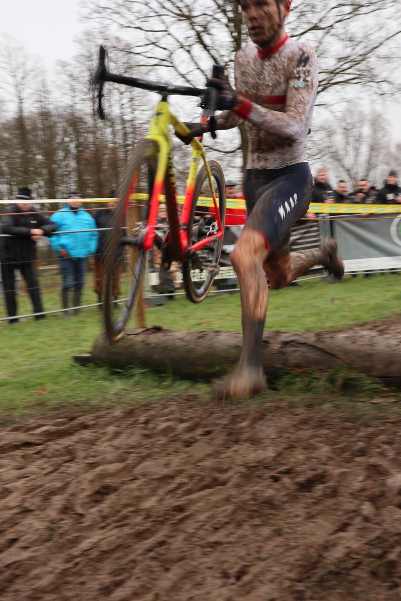TrinityRacing_'s tweet photo. Now in second place on the last lap. Tom’s new @maap_cc national champ kit may need a wash 😩#TPR #tpracing https://t.co/RwcMPwNTw2