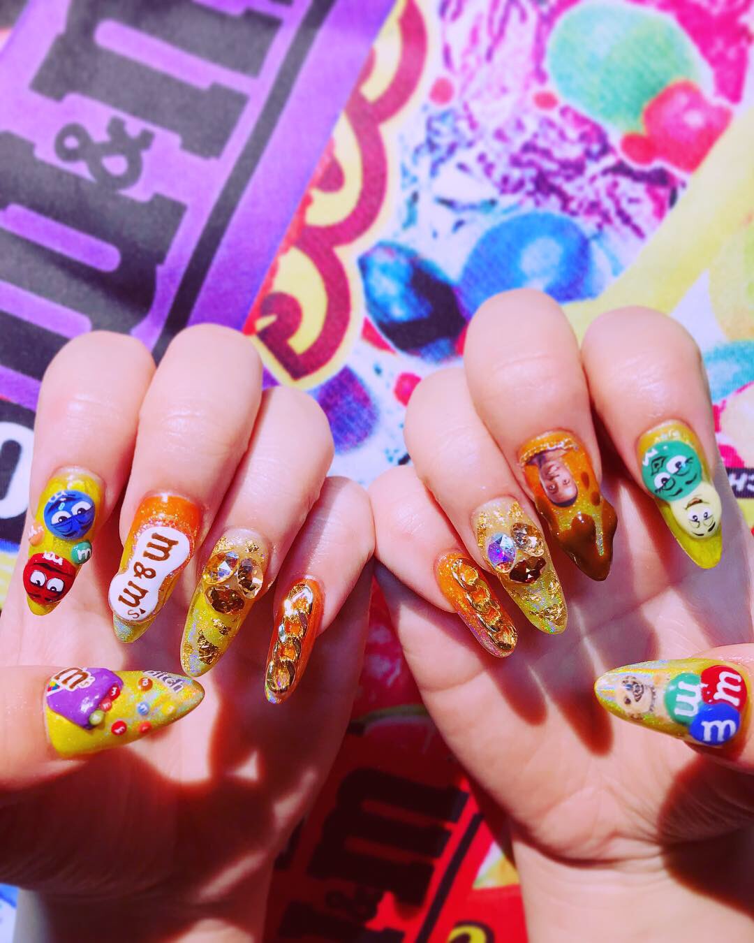 Ayane New My Nail 今回はm M Sネイルにしました バレンタイン前なのでチョコレートぽくしました やっぱpopな感じが好きでやめられません笑 エムアンドエムズネイル アメキャラ アメキャラネイル 痛ネイル キャラ