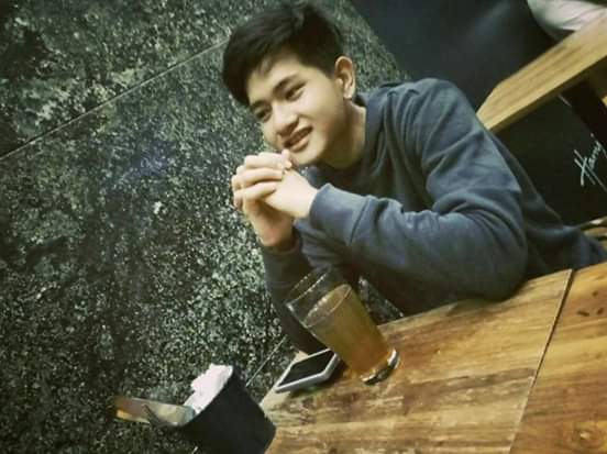 CscSamsung3's tweet photo. ထိုင္ေနတာ https://t.co/qaN4mLhL42