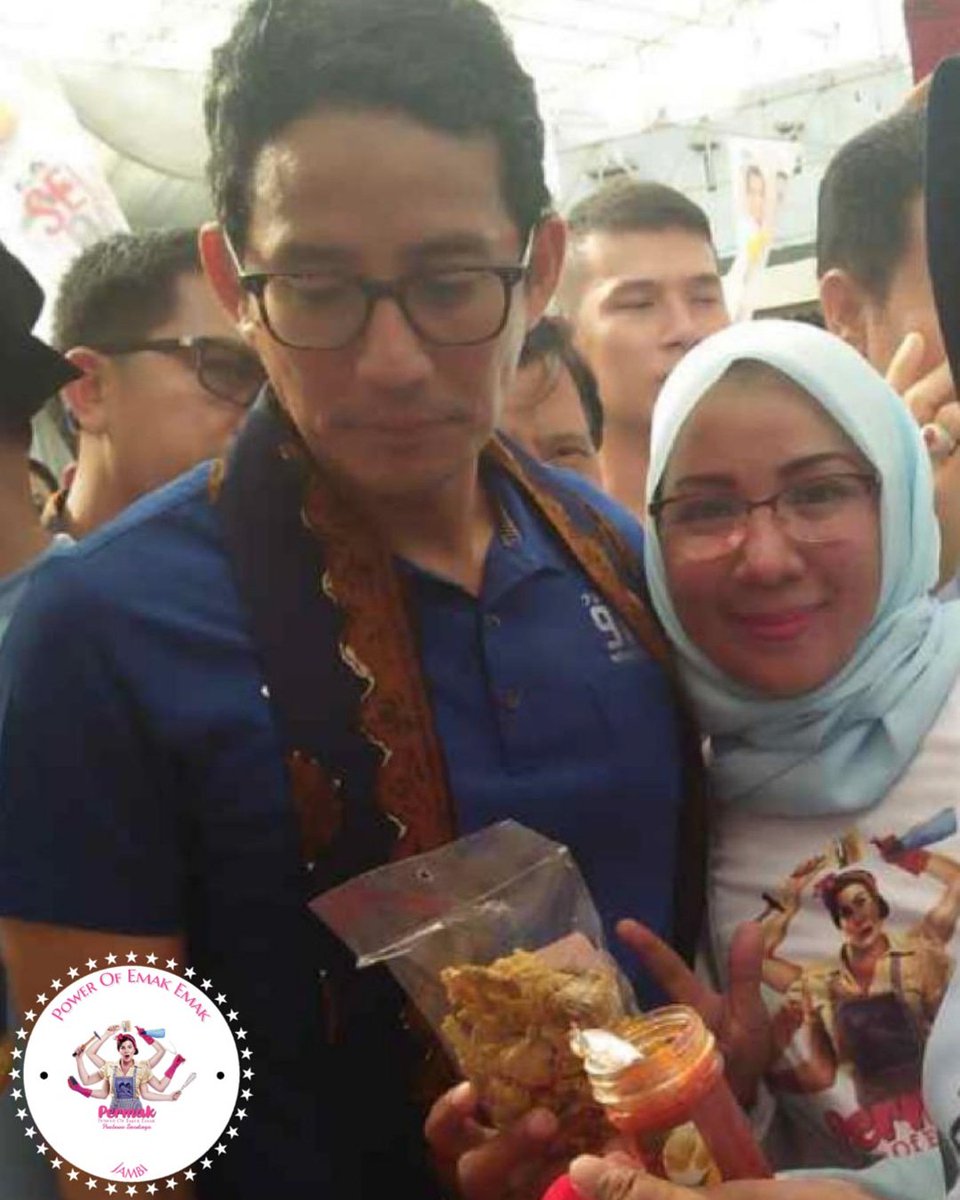 PowerOfEmakEmak's tweet photo. Emak Emak Permak " Power Of Emak Emak " Jambi Foto Bersama Bang @sandiuno .

Emak Emak Turun Gunung, Emak Emak Melek Politik.

#SayaBanggaPilihPrabowo
#2019PrabowoPresidenRI 
#2019Prabowosandi 
#SandiagaUnoItuKeren
#PermakJambi 
#PermakForPrabowoSandi 
#PowerOfEmakEmak https://t.co/N5OIlZBjKZ