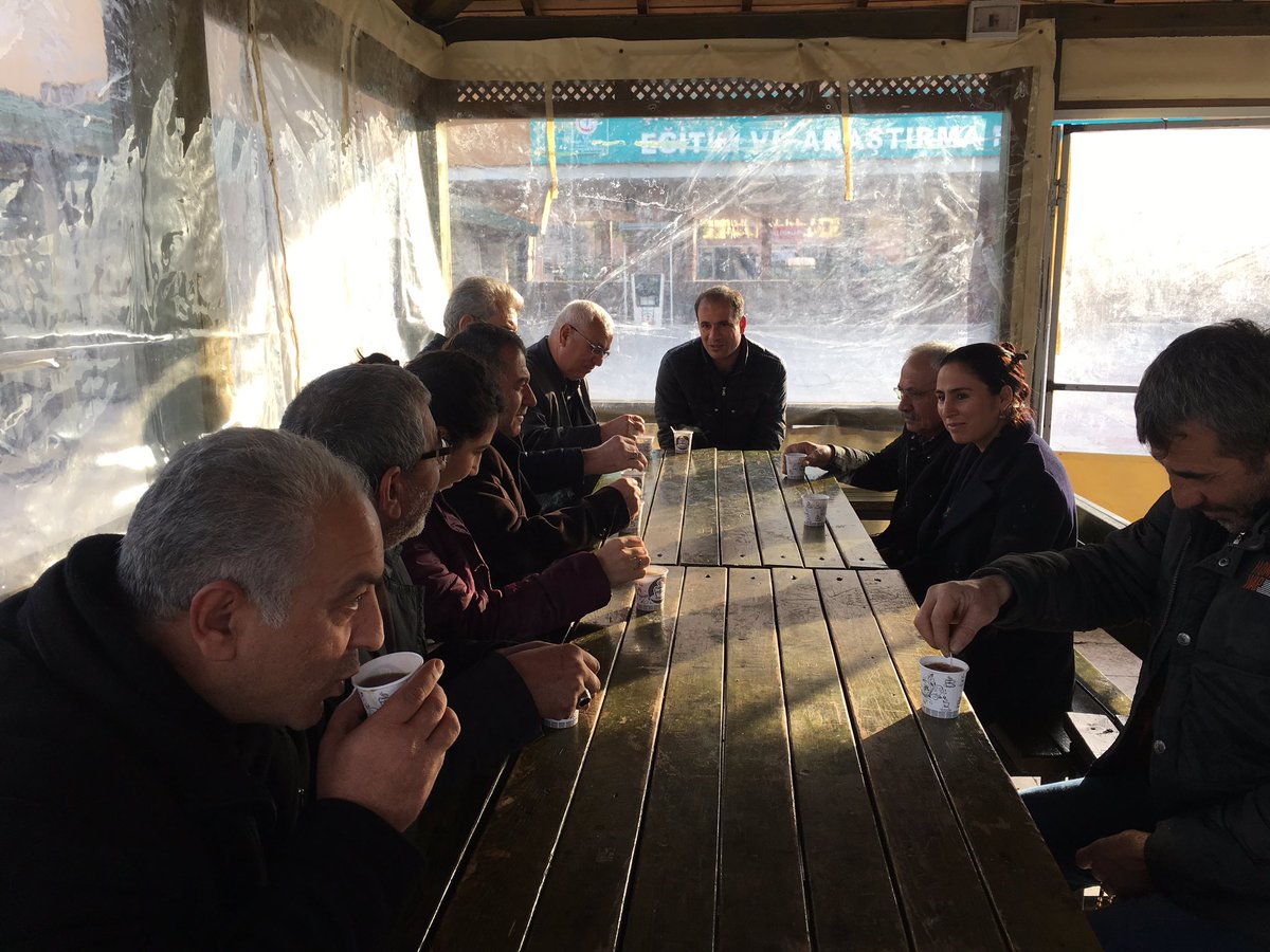 AyseSurucuUrfa's tweet photo. Haliliye İlçe Yönetimimizle birlikte Beşyüz Yataklı Devlet Hastanesindeki hasta yakınlarını ziyaret edip geçmiş olsun dileklerinde bulunduk ... https://t.co/ErjAAo4t20