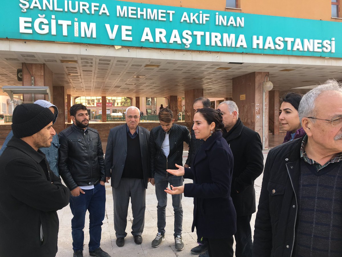 AyseSurucuUrfa's tweet photo. Haliliye İlçe Yönetimimizle birlikte Beşyüz Yataklı Devlet Hastanesindeki hasta yakınlarını ziyaret edip geçmiş olsun dileklerinde bulunduk ... https://t.co/ErjAAo4t20