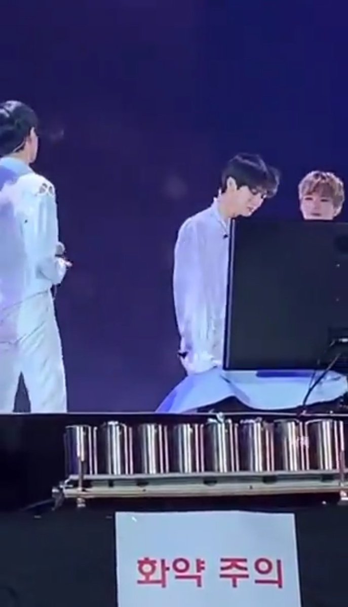 nielxbae's tweet photo. daniel comforting jinyoung😭💕
#nieldeep https://t.co/bvljhBrhfB