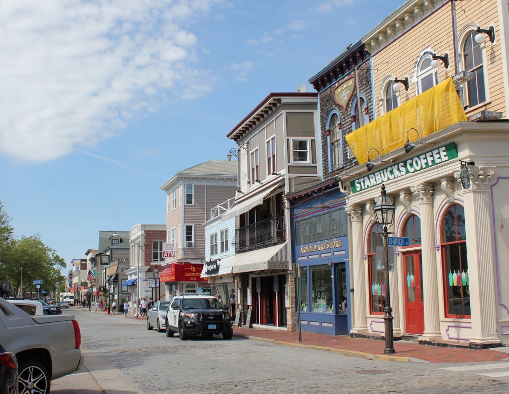LostNewEngland's tweet photo. Looking north on Thames Street from the corner of Church Street in #NewportRI in 1906 and 2017. https://t.co/UL7NZyXDsl https://t.co/PeW1FtkJ8r