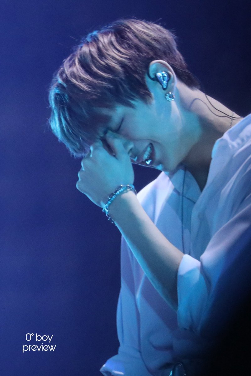 pangpondpsfk's tweet photo. รอยยิ้มของวันแรก ส่วนน้ำตานี้ของวันนี้ 3วันแล้วนะ พรุ่งนี้วันสุดท้าย ไม่อยากจะคิดเลย จะหนักขนาดไหน คนที่เคยบอกว่าเป็นผู้ชายต้องไม่ร้องไห้ให้ใครเห็น😭❤️#kangdaniel #wannaone #คังแดเนียล #WannaOneThereforeConcert #lastcon #วนว #thereforeconcert https://t.co/0ToLk16Uel