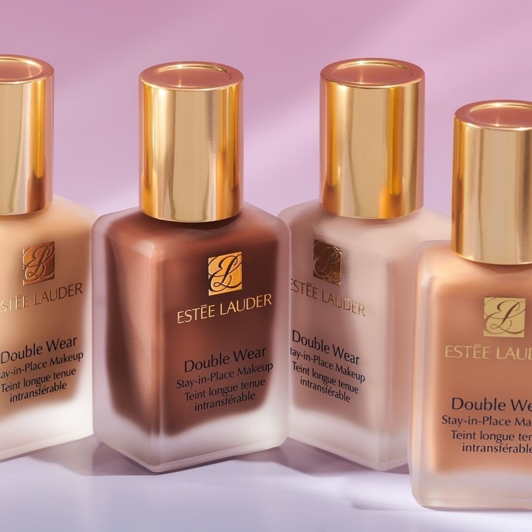 ParisGallery's tweet photo. #DoubleWear foundation blurs imperfections, diffuses pores, and reduces shine - for a flawless matte finish that lasts all day.✨
.
.
.
#DoubleWearOrNothing #foundation #makeup #makeuplooks #24hours #doublewear #beauty #forher #makeupforher #Parisgallery https://t.co/9wKCbYNdIc