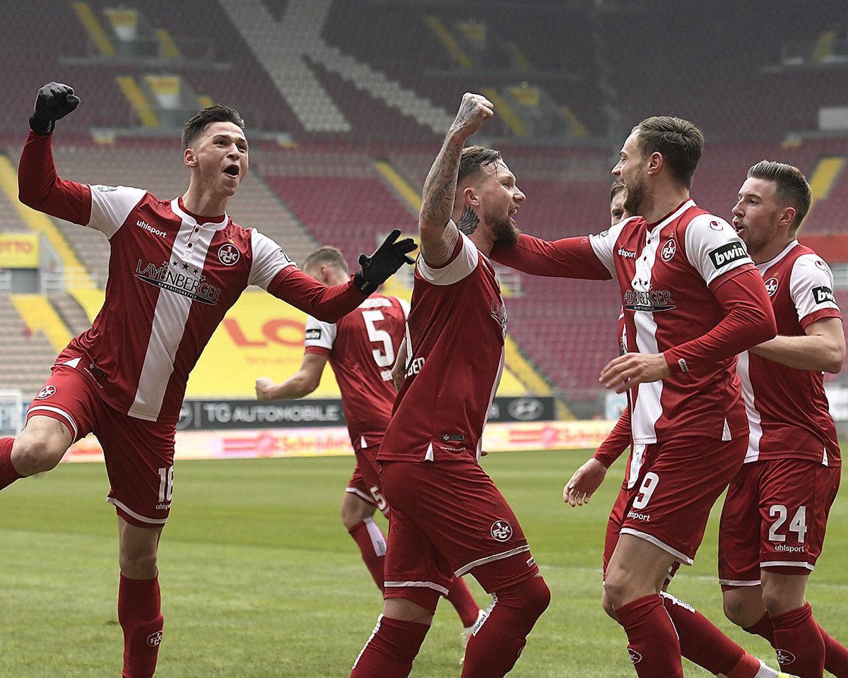 FussballBR's tweet photo. 3️⃣🇩🇪 Resultados dos jogos de hoje, sábado (26), pela 3. Liga:

• Cottbus 2-3 Wehen

• Fortuna Köln 0-1 Hallescher

• Osnabruck 1-0 Meppen

• Kaiserslautern 2-0 SG Sonmemhof

• CZ Jena 0-0 Münster

#FCEHFC #FORHFC #VFLSMV #FCKSGA #FCCSCP https://t.co/PokFX8gDSl