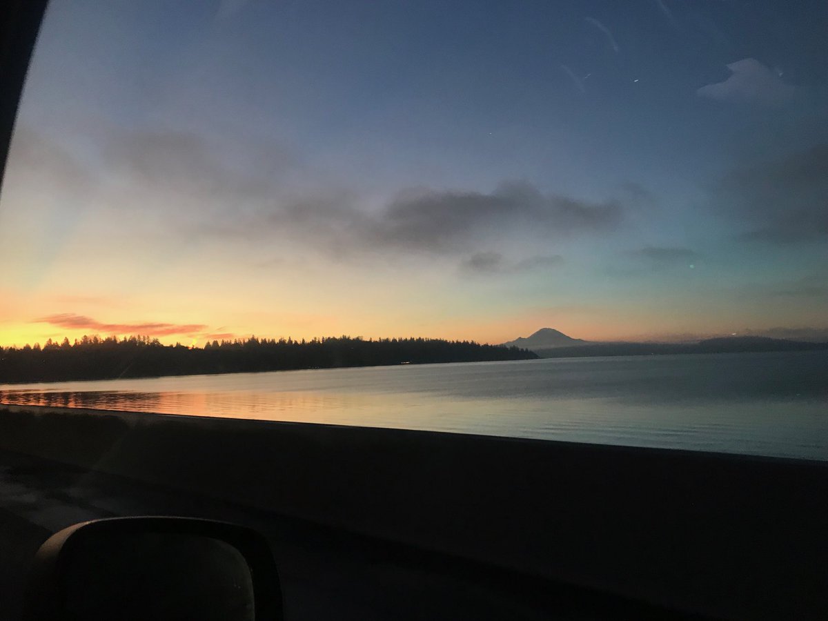 glassheartkatie's tweet photo. Mt Rainier put on a lovely sunrise show for us this morning as we head to Leavenworth. #timbrrr https://t.co/X4xCQF0aIf