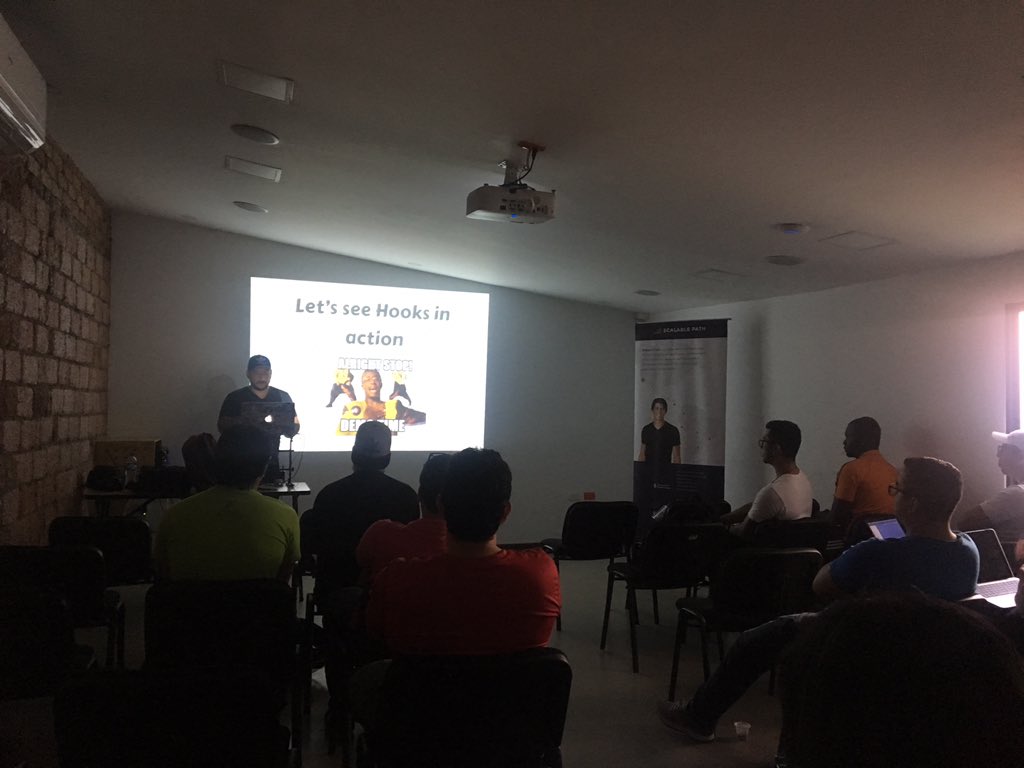 AnaMeMafla's tweet photo. Aprendiendo sobre #react hooks in @ReactJSCali https://t.co/CqGv2asoG5