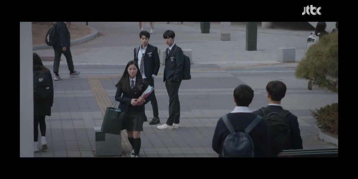 mayassi99's tweet photo. I feel bad and so sorry for Yesuh😭🙏🏼 she don't deserve all the hate. She just doing her best to get on top and fulfill her dream to be a doctor but Coach Kim just destroy her dream 😭 #yesuh #yeseo #hyeyoon #skycastle #SKY캐슬 #예서 https://t.co/0lKQ8ESSfB