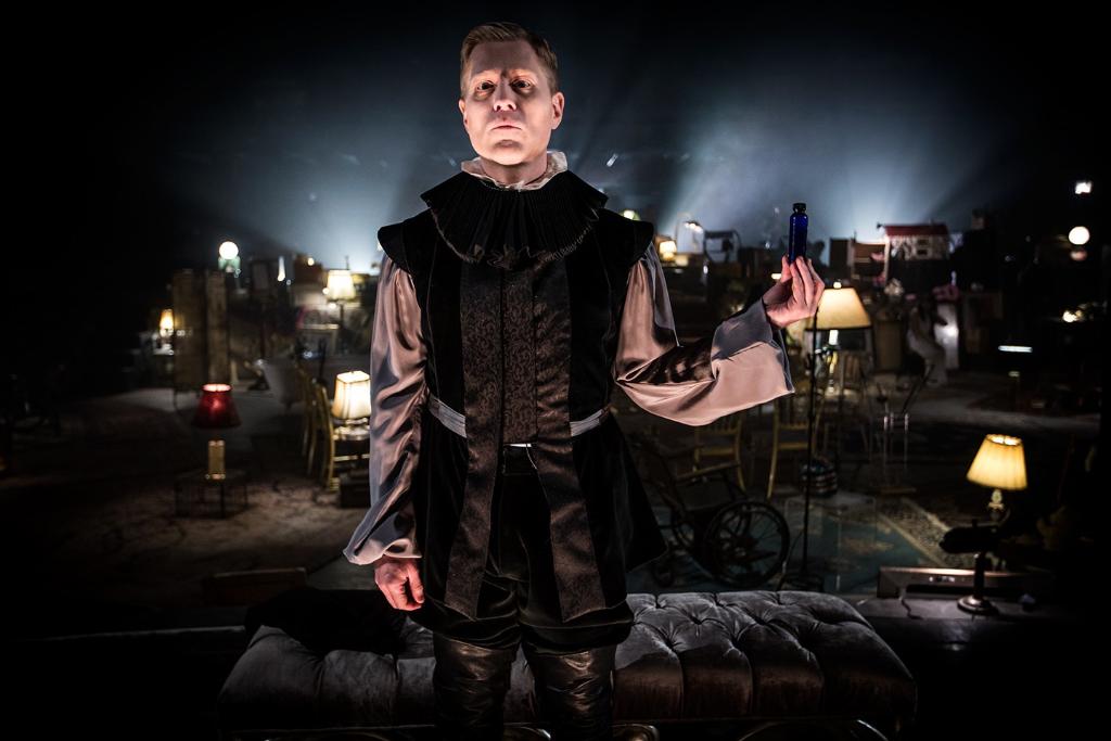 GBH's tweet photo. What do you get when you combine Shakespeare's most iconic play with cutting edge VR technology...
Watch @commshakes' 60-minute, 360-degree presentation 'Hamlet 360: Thy Father's Spirit' right now on our website: https://t.co/ul2GF05J95 #Hamlet360 https://t.co/G9Sy2DT5H7