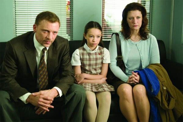2 film dengan konsep cerita yang sama, but Orphan is more kreepy than Case 39.