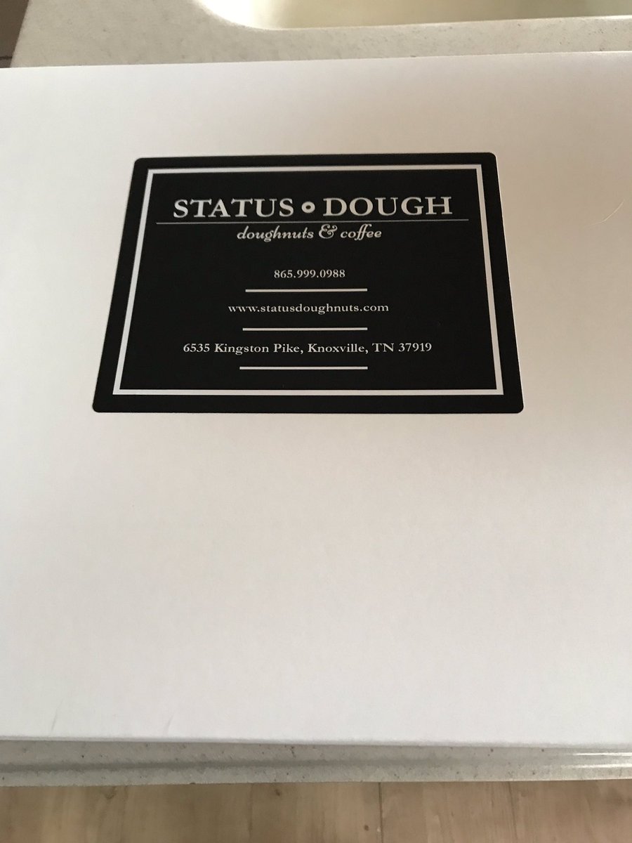 AmySykes1980's tweet photo. When mommy works out in the morning and wants donuts π© but does not want to mitigate all the hard work - donuts for the fam! #statusdough #lookssoyummy #smellsogood #daddyandameliagetdonuts #burpeessuck https://t.co/w5fFxJgXXP