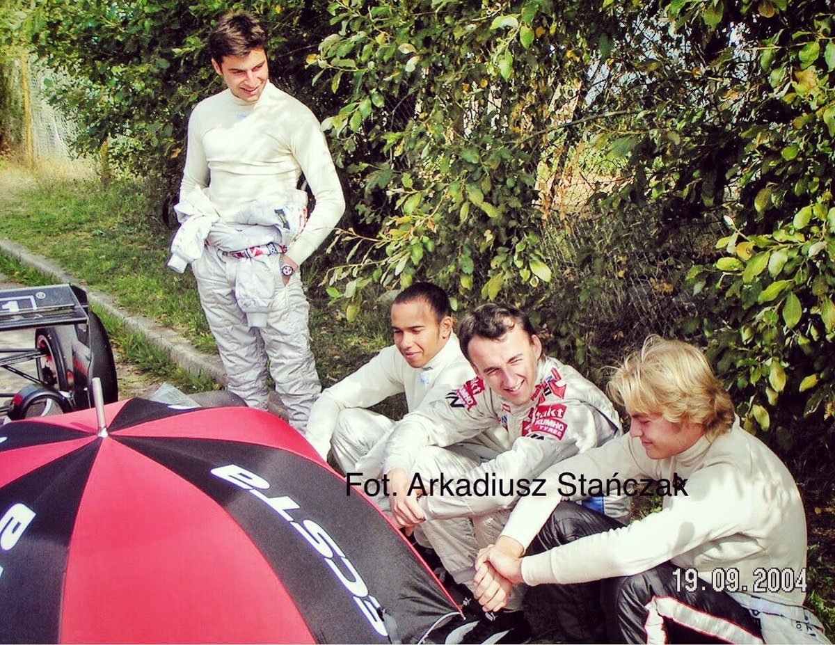 Patrzcie, jaką mi fotę sprezentował Ziomal, który zabierał się czasami ze mną na wyścigi juniorskie ;) 2004 rok, F3 Euro Series. Na zdjęciu czterech mistrzów - od lewej <a href="/BrunoSpengler/">Bruno Spengler</a> <a href="/LewisHamilton/">Lewis Hamilton</a> Robert Kubica i @nico_rosberg fot. Arek Stańczak.