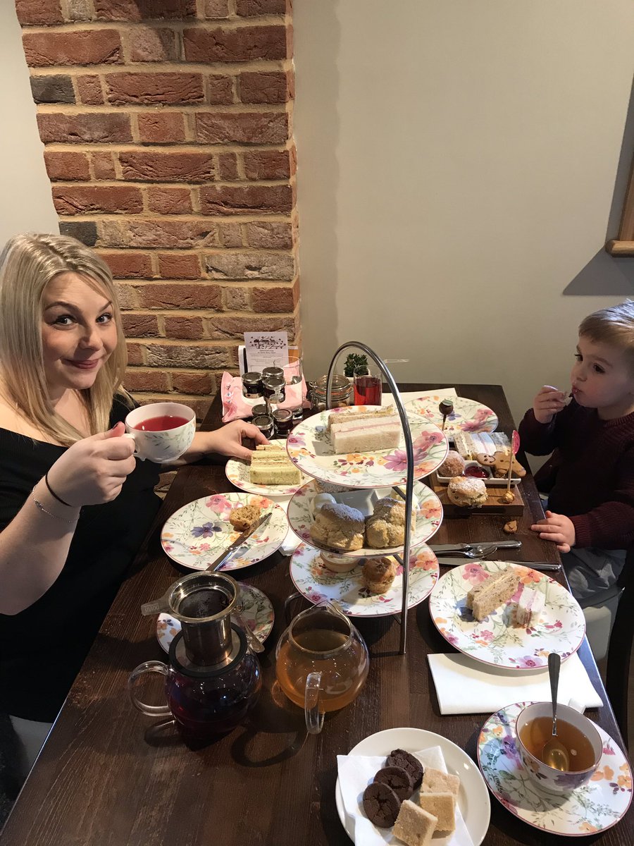 JabliteJo's tweet photo. A special afternoon tea with the boy, the wife and bump! https://t.co/uIwQrIygvz
