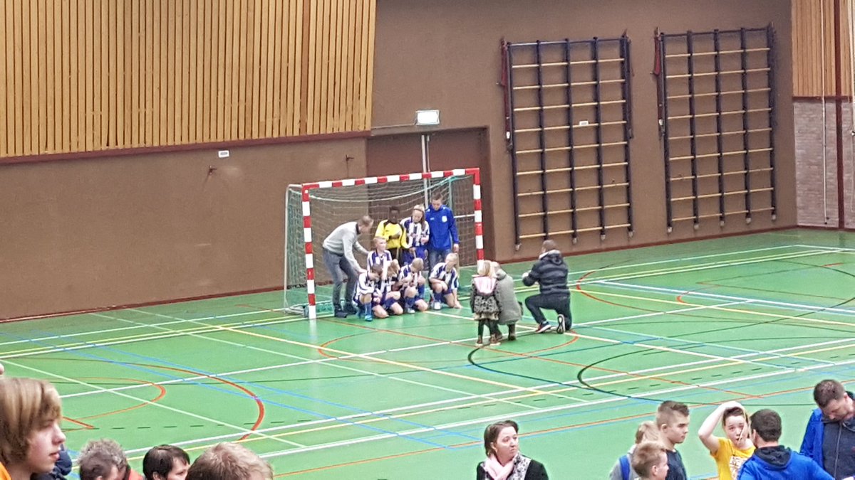 ItFjirde's tweet photo. Menig speler van SCV 4 is vandaag een trotse vader nadat hun zoon/dochter vandaag zaalkampioen van Dantumadeel is geworden. Liefst 4 jeugdteams van @SCVeenwouden mochten de beker omhoog houden, een ongekend geweldige prestatie!
Proficiat allemaal! De SCV jeugd heeft de toekomst! https://t.co/36UbsdGJA2