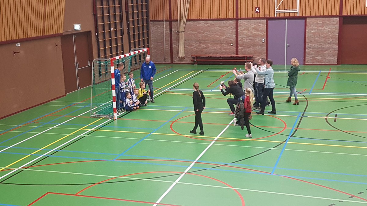 ItFjirde's tweet photo. Menig speler van SCV 4 is vandaag een trotse vader nadat hun zoon/dochter vandaag zaalkampioen van Dantumadeel is geworden. Liefst 4 jeugdteams van @SCVeenwouden mochten de beker omhoog houden, een ongekend geweldige prestatie!
Proficiat allemaal! De SCV jeugd heeft de toekomst! https://t.co/36UbsdGJA2