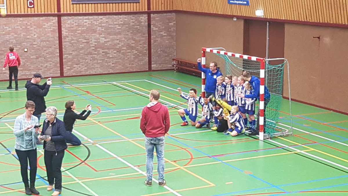 Menig speler van SCV 4 is vandaag een trotse vader nadat hun zoon/dochter vandaag zaalkampioen van Dantumadeel is geworden. Liefst 4 jeugdteams van <a href="/SCVeenwouden/">SC Veenwouden</a> mochten de beker omhoog houden, een ongekend geweldige prestatie!
Proficiat allemaal! De SCV jeugd heeft de toekomst!