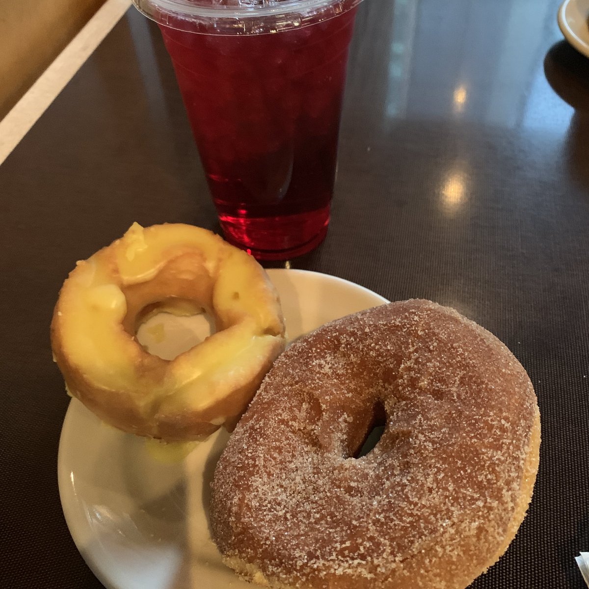 andiABCs's tweet photo. Sometimes a girl just can’t decide. #toppotdonuts #ALAMW19 #anditakesseattle https://t.co/KJvnJDmuOV