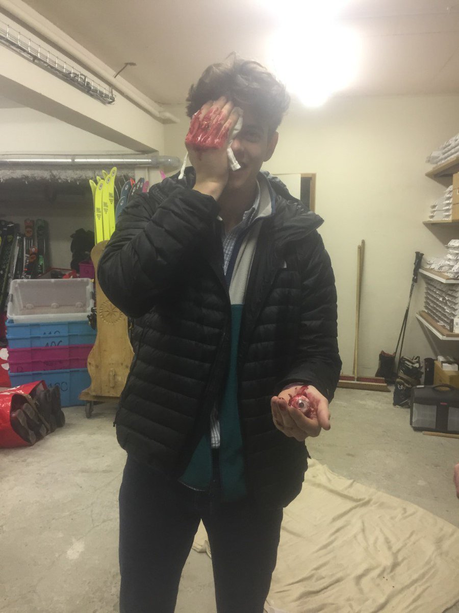 TrainingWd's tweet image. Val-d'Isere 'remote area' first aid training. These images are using our simulations.  #firstaid #ski #SmallBusiness #FakeMed