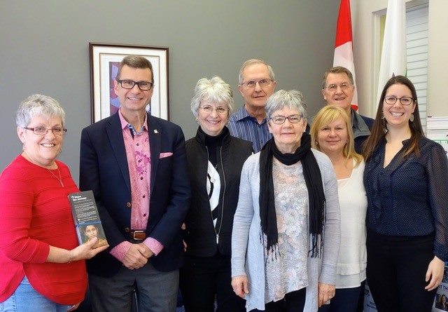 DevPeace's tweet photo. The cold weather didn't stop a group of our members in #winnipeg from meeting with MP @DougEyolfson to deliver 500 signed cards asking the cdn government to take action to address the root causes of forced migration. #sharejourney #citizensinaction https://t.co/6WLb3V6cXl