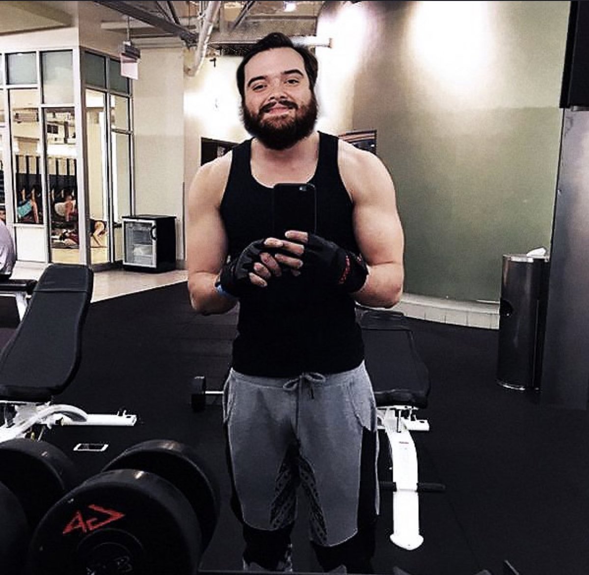 ESTE HOMBRE AH GOLPEADO A UNA ANCIANA POR LA CALLE, ES DE ESPAÑA PERO HAGAMOSLO VIRAL EN LATINOAMERICA, NO AL ABUSO AL ADULTO MAYOR. SE HACE LLAMAR ANDER ANDER ANDER "LA MARIMORENA"