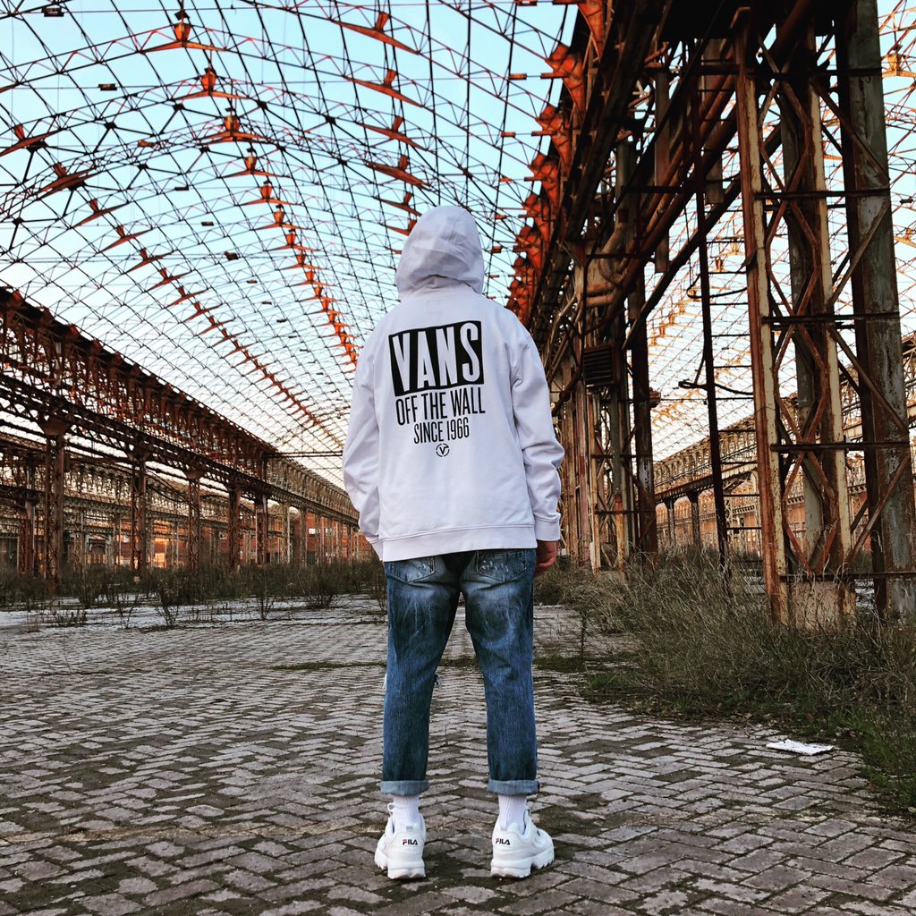 luca916_'s tweet photo. •In mezzo alla gente di quartiere c’è storia d’amore non solo barriere•
 💘💘
#me #badboy #fila #akribos
#vans #gold #picoftheday 
#jeans #style #lifestyle 
#love #hoodie #cap #sunset https://t.co/VKMPKW9Qry