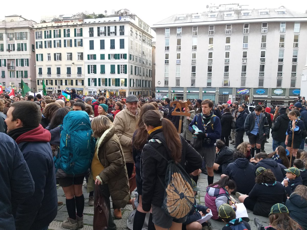 micky_genova's tweet photo. #Genova, città solidale e accogliente.
#genovasolidale https://t.co/3McWcjhLt8