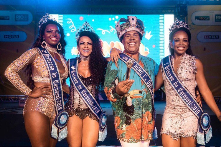 CariocaCarnaval's tweet photo. Wilson Neto é eleito pela 4ª vez Rei Momo do Carnaval Carioca. Clara Paixão ocupa o posto de Rainha pela terceira vez. - https://t.co/mDNfOVuo3C #Samba #CortedoCarnaval #ReiMomo #Carnaval #Carnaval2019 https://t.co/hayb2d3D51