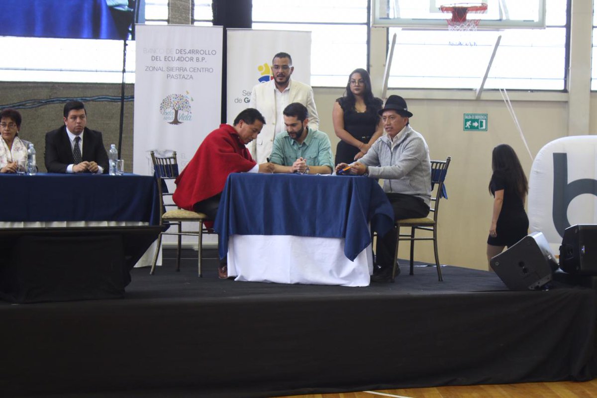 GoberTungurahua's tweet photo. #EnEsteMomento| Se lleva a cabo en la ciudad de #Ambato la firma de contratos de financiamiento del @BDEcuadorBP para obras de desarrollo, agua y saneamiento través de los GADS de Cotopaxi, Bolívar y Chimborazo. @jaromerotri77 #GobiernoEnAcción #AguaParaTodos https://t.co/OJG9kvEovn