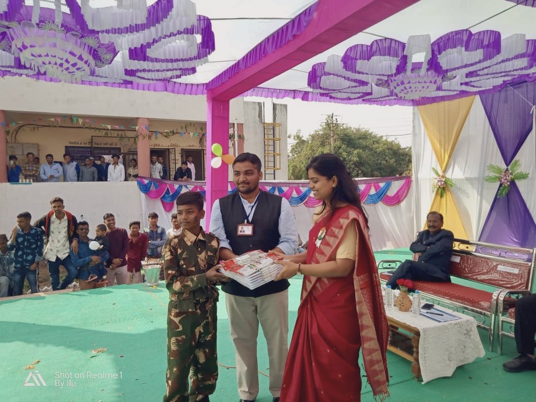 NehaSinghIAS's tweet photo. 70th Republic Day Celebration in Jhagadia https://t.co/lTFyjbFgMx