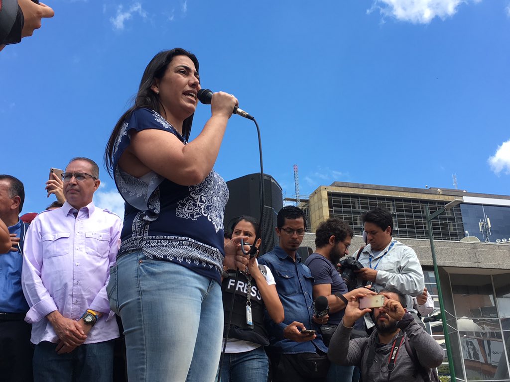 .<a href="/apichardob/">Adriana Pichardo B</a>: “esta ley de amnistia da garantía a los funcionarios civiles y militares, para que se pongan del lado correcto y se restablezca el orden constitucional”. #26Ene