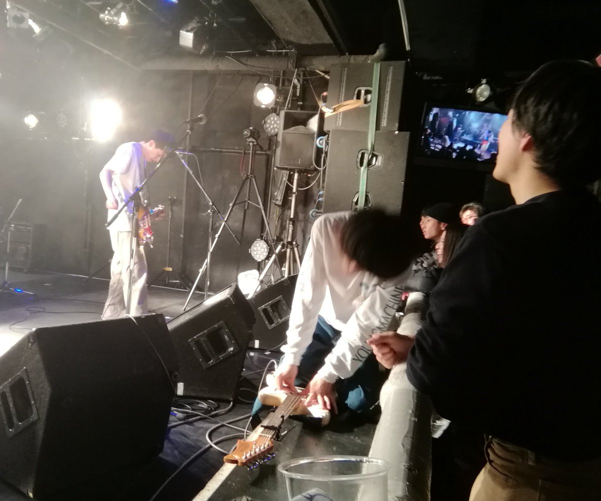 cs3739's tweet photo. １月２６日(土)Ｍr.Seaside@高崎フリーズ
idea01にて。半年ぐらい前？にとぅるごり君から教えてもらったバンド。そのあとYoutubeでPV見たりしてたけど、ついに生で観ることができた！こりゃ～カッコいいバンドだな！しかもステージでこんなに大暴れするとは！
#idea01 https://t.co/YkkMO8Ait9