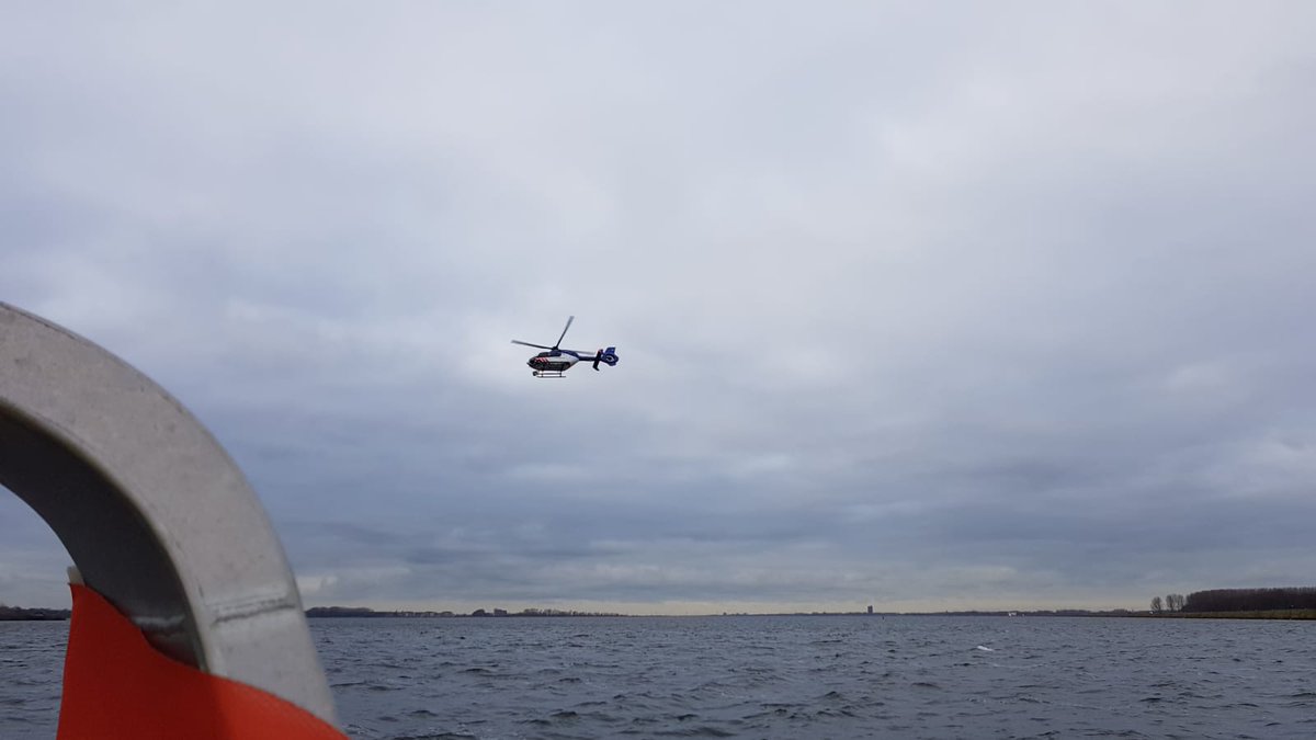 RBNaarden's tweet photo. Rond 14:00 uur gealarmeerd door de @Kustwacht_nl voor een neergestort vliegtuigje bij de Stichtse Brug. Na een grootschalige zoekactie werd om 15:00 uur het sein einde SAR gegeven. Het zou het gaan om een radiografisch bestuurbaar vliegtuigje. Het vliegtuigje is niet aangetroffen https://t.co/h6kxBxdpnv